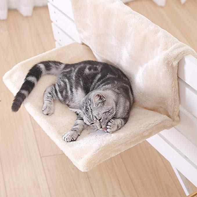 Hamac pour chat — Hamac tendu sur armature : le chat s’y blottit et reste suspendu au-dessus du sol. Se lave
