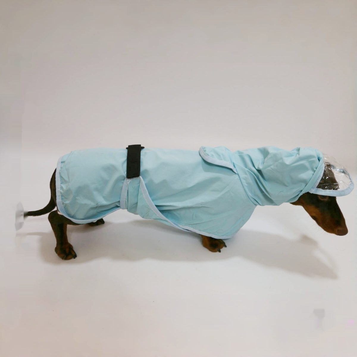 Poncho de pluie — Poncho à capuche qui se jette sur le dos en une seconde, sans manches à passer. Tissu impe