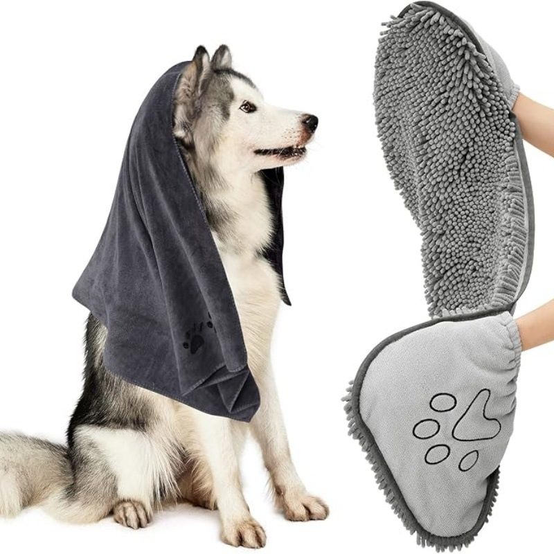 Serviette microfibre — Microfibre épaisse qui absorbe plusieurs fois son poids : le chien est essoré en deux pass